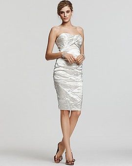 Bild kann enthalten Kleidung Kleid Kleidung Menschliche Person Abendkleid Kleid Robe und Mode