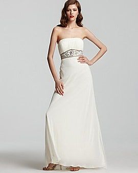 Bild kann enthalten Kleid Kleidung Kleidung Hochzeitsmode Hochzeitskleid Kleid Robe Mensch Frau und Frau