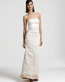 Bild könnte enthalten Kleidung Kleidung Kleid Mode Robe Menschliche Person Kleid Hochzeit Weibliches Hochzeitskleid und Frau