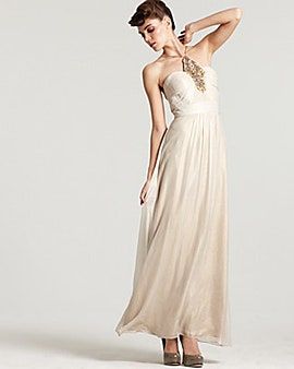 Bild könnte enthalten Kleid Kleidung Kleidung Mensch weiblich Person Frau Hochzeit Mode Brautkleid Kleid und Robe