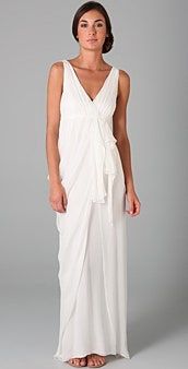 Dieses Bild kann enthalten Kleidung Kleidung Wohnkultur Kleid Mode Robe Mensch Leinenkleid und Abendkleid