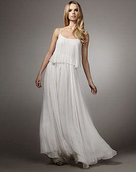 Bild kann enthalten Kleid Kleidung Kleidung Hochzeit Hochzeitskleid Robe Mode Kleid Mensch Weibliche Person und Frau