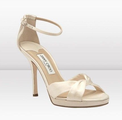 La imagen puede contener Ropa Calzado Sandalia Ropa Zapato Tacón alto y tacón